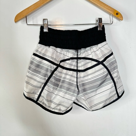 Lululemon Tracker Short II 2-way Stretch Mini Groovy Stripe Dune Size 4 - Picture 2 of 4